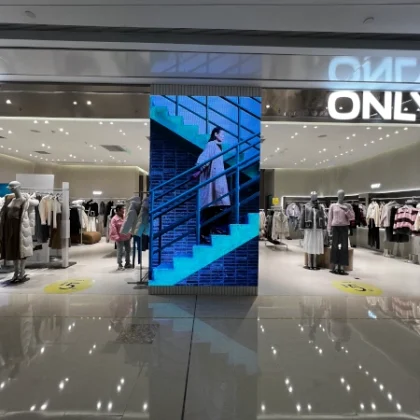 نمایش LED در فروشگاه برند